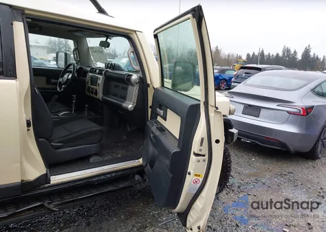 2008 Toyota Fj Cruiser z USA, uszkodzony, nr VIN JTEBU11F08K022677